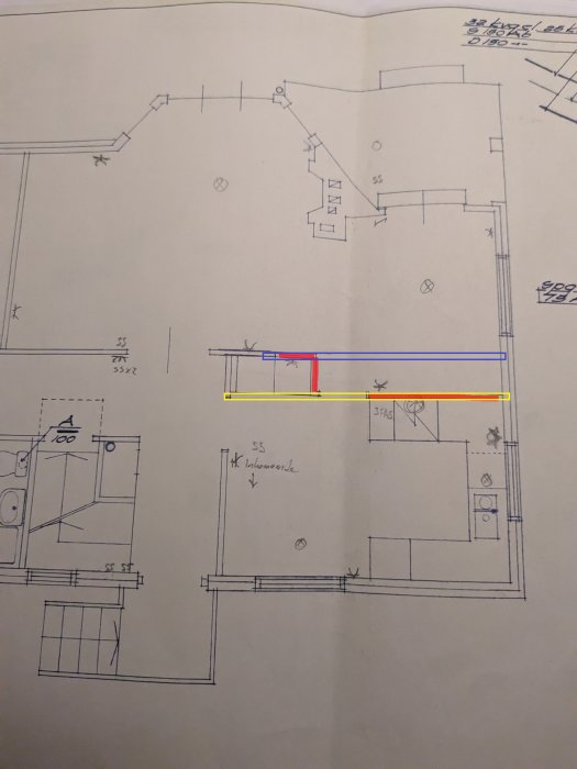 Arkitektonisk ritning av en bostadslägenhet med möbleringssymboler och dimensioner, tecknad för hand.