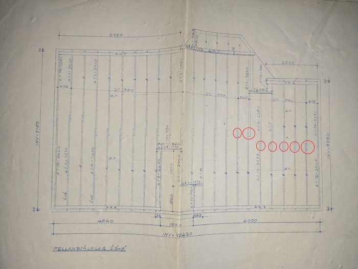 Arkitektonisk ritning, planlösning, handritad, mätningar, strukturerad, blått bläck, röda cirklar markerar, gammal och veckad.