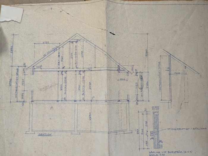 Arkitektonisk ritning av en byggnadssektion och detaljer, blå kopia, gamla, mätningar, skala, teknisk, slitet papper.