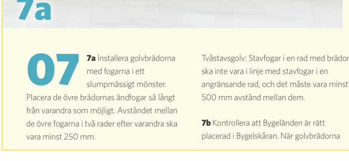 Instruktioner för att lägga golvbrädor med betoning på fogarnas placering och avstånd för tvåstavsgolv.