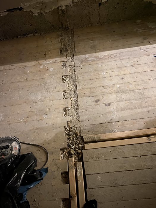 Renovering pågår, golv öppnat uppvisar underliggande konstruktion och rester av rivningsarbetet.