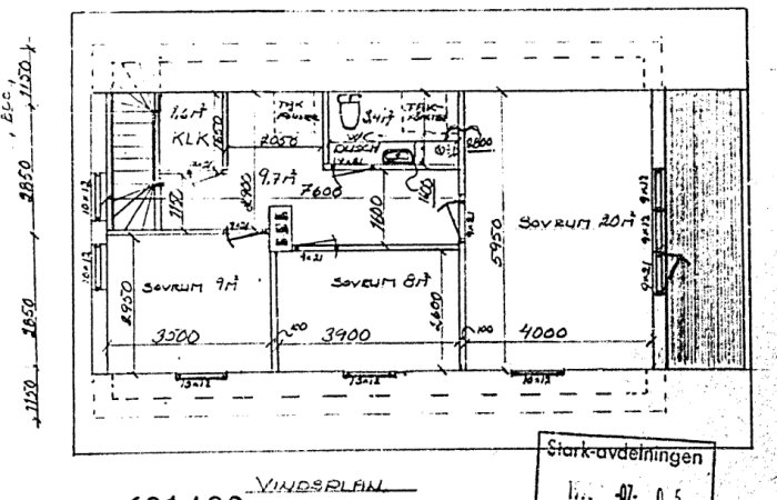 Svartvit bild på arkitektritning, planlösning av en byggnad med måttangivelser och rumsetikettering.