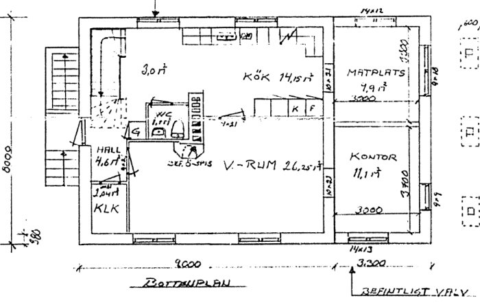 Arkitektritad planlösning för en bostad med kök, matplats, vardagsrum, kontor, hall och toalett.