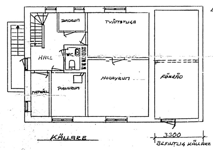 Svartvit planritning av en bostad med olika rum och anmärkningar på svenska.