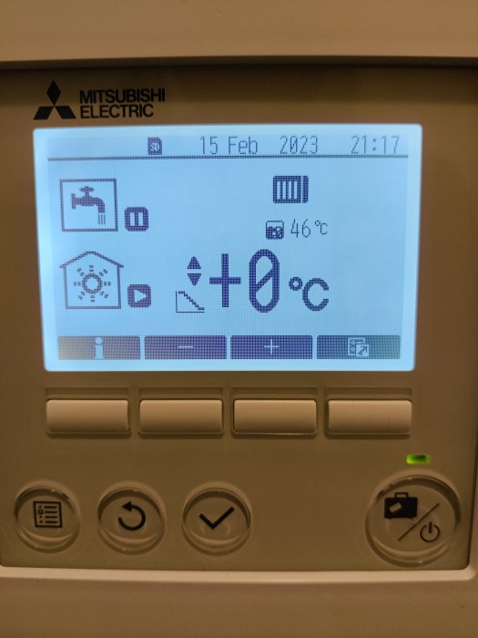 Digital termostat, Mitsubishi Electric, visar temperatur, tid, ikoner för inställningar och funktioner.