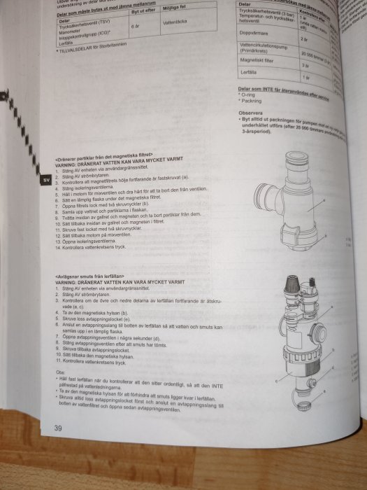 En instruktionsbok med text och illustration av en utrustningsdel, troligtvis för VVS eller uppvärmning.