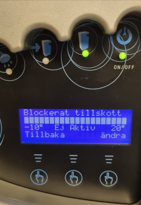 Display visar text på svenska, knappar för justering, gröna indikatorlampor, modern köksapparat med kontrollpanel.