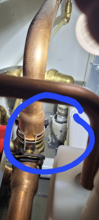 Rörledningar och ventiler markerade med blå cirkel för att indikera möjligt intresse eller problem.