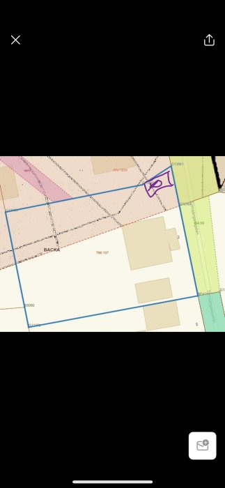 Det verkar vara en digital tomtkarta eller detaljplan med olika fastighetsgränser och beteckningar, troligtvis använd för planering eller markförvaltning.