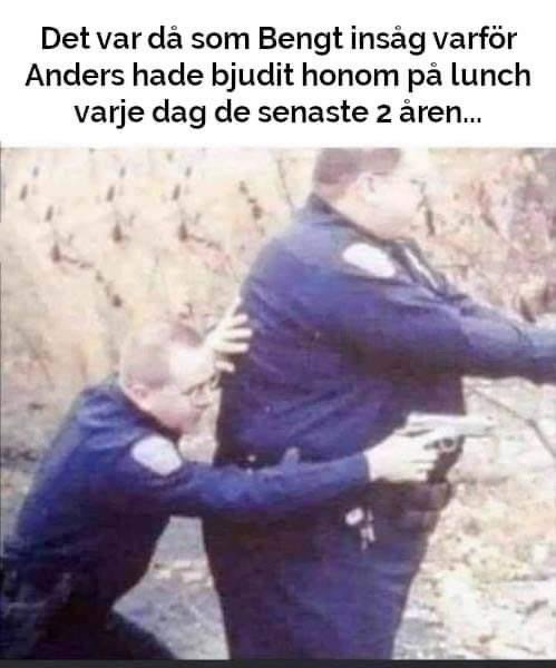 Två poliser tränar, en med pistol, humoristisk text om lunchvanor.