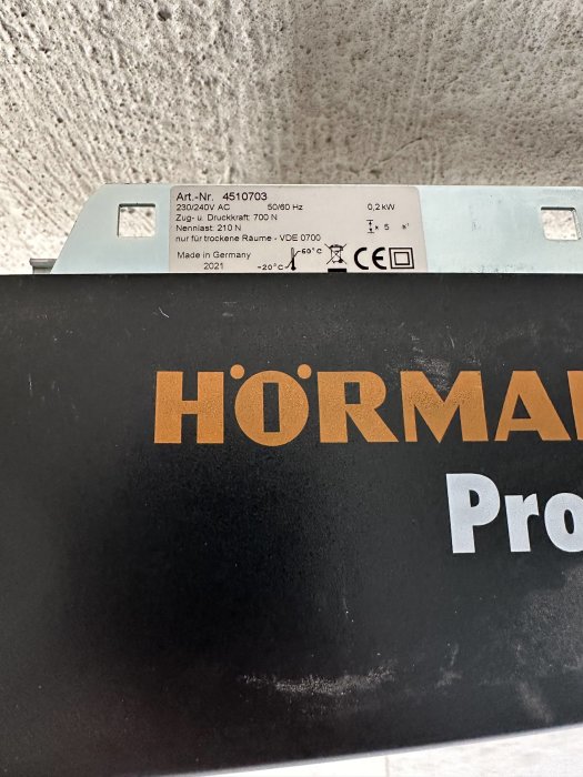 Etikett på en enhet, märkt "Hörmann", tekniska specifikationer, "Made in Germany", CE-märke, produktionsår 2021.
