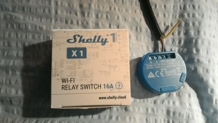 Shelly 1 Wi-Fi-reläbrytare, förpackning och enhet, elektrisk anslutning, smart hem-tillbehör.