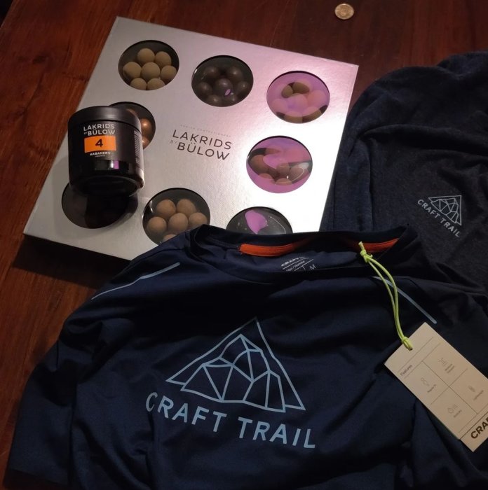 Lakrits av Bülow, löpartröjor, presentförpackning, sportkläder, trägolv, inomhusbelysning.