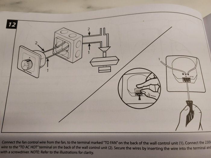 Illustration av instruktioner för att koppla fläktstyrningskabel till väggkontrollenhet.