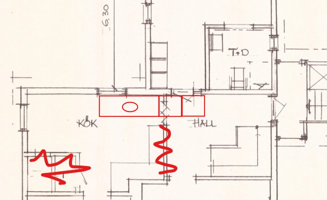 Arkitektritning av en byggnadsplan, markerad med röda streck och rutor, troligen ändringsförslag eller noteringar.