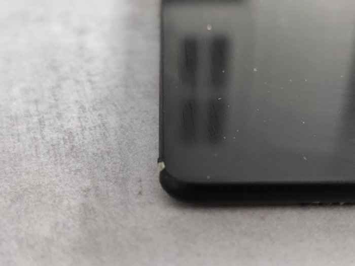 Smarttelefon närbild, skärmskador eller smuts, vit bakgrund, oskarp.