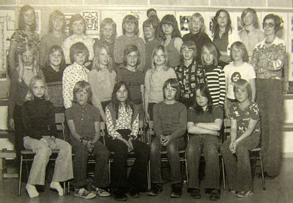 Gamla skolfoto, elever och lärare, flera rader, inomhus, svartvit bild, 1970-talet.