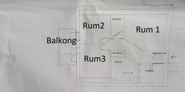 Handritad skiss av en lägenhetsplan. Märkt med "Rum 1," "Rum 2," "Rum 3," "Balkong," och andra funktioner.