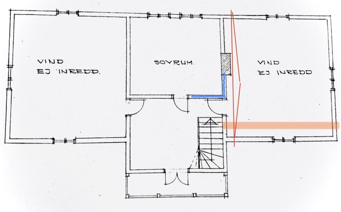 Arkitektonisk ritning av husplan, sovrum, ej inredd vind, trappa, markeringar möjliga renoveringar.