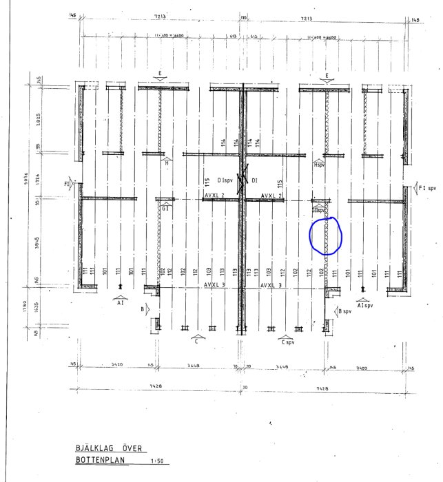 Arkitektonisk ritning, bjälklagsplan, nedritade mått och konstruktionsdetaljer, blå cirkel markerar specifik del.