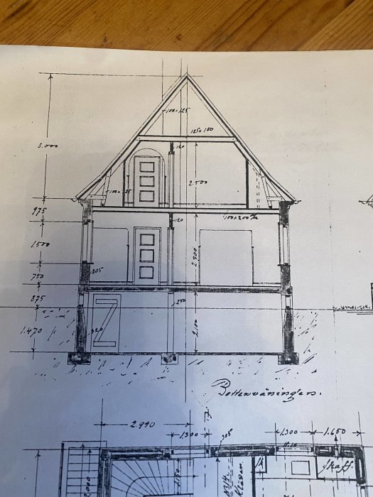 Arkitektonisk ritning av husfasad med måttangivelser och detaljer, troligtvis för konstruktion eller renovering.