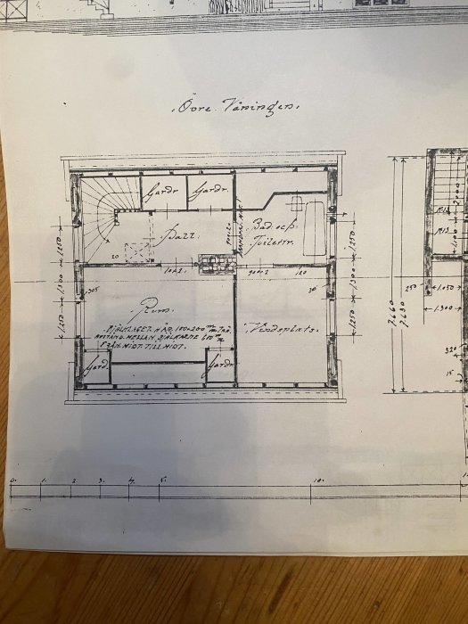 Arkitektonisk ritning av en sektion, snitt och planvy, med måttangivelser och anteckningar.