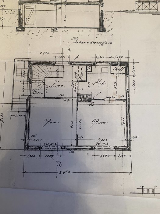 Arkitektritning av en planlösning. Dimensioner och rum benämnda. Linjer, mätningar och tekniska kommentarer synliga.