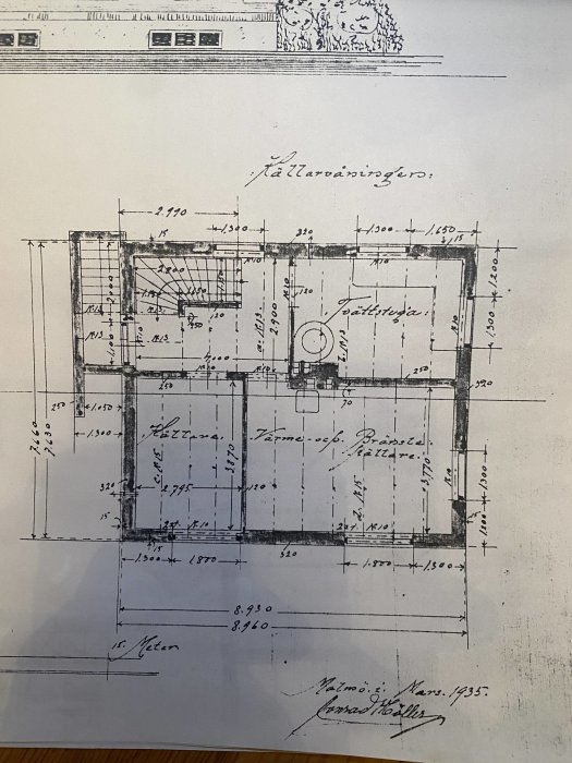 Handritad arkitektonisk ritning eller planlösning med mått och anteckningar, daterad Mars 1935.