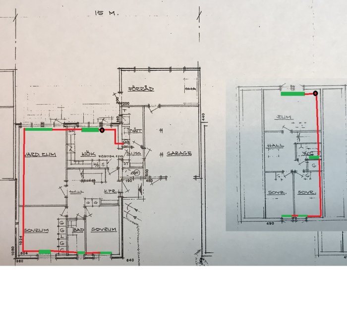 Arkitektonisk ritning av en byggnad med markerade linjer, möjliga renoveringsområden, måttenheter i meter.