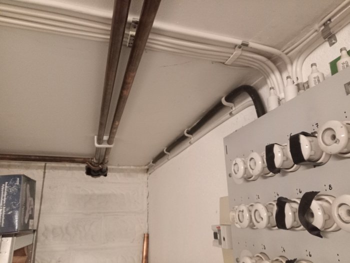 VVS-installation, elkablar, rörsystem, vägg, takfästen, industriell miljö, teknisk utrustning, ingen människor.