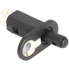 Svart plastgivare med elektrisk kontakt och monteringsfläns, troligen en bilkomponent, som en positions- eller hastighetssensor.