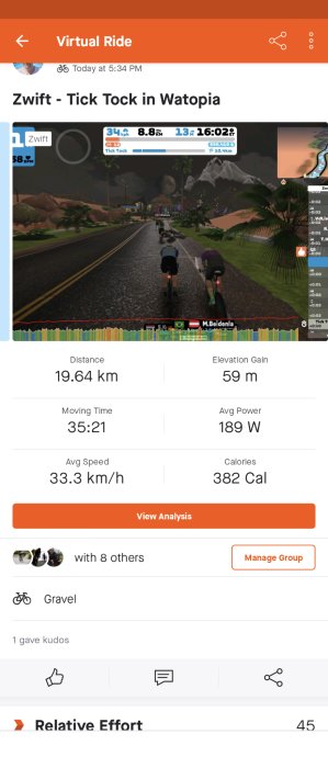 Skärmavbild av en virtuell cykeltur i Zwift på Watopia, med sträcka, tid, hastighet och kaloriinformation.