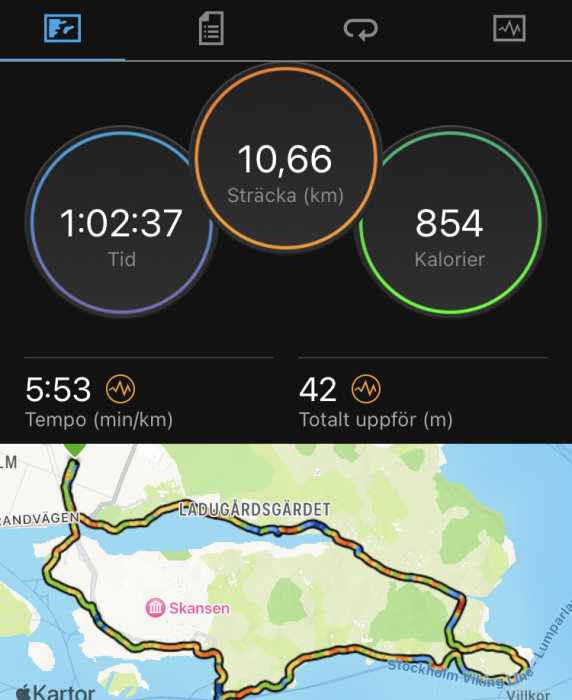 Skärmavbild av träningsapp som visar löptid, sträcka, kaloriförbrukning, tempo, höjd och rutt i Stockholm.