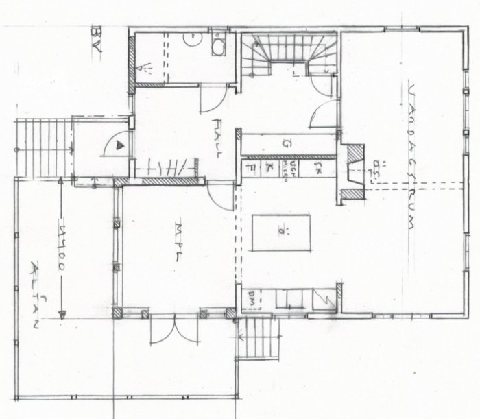 Arkitektritning av enplanshus, inkluderar sovrum, badrum, kök, vardagsrum och garage.