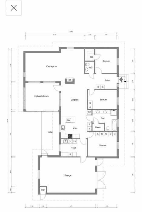 Ritning av hus med vardagsrum, kök, sovrum, badrum, bastu, garage, altan och måttagningar.