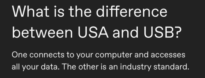 Svart bakgrund med vit text, skämt om skillnaden mellan USA och USB.