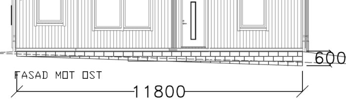 Ritning av en byggnadsfasad med dimensioner, fönster, dörr och text "FASAD MOT ÖST".