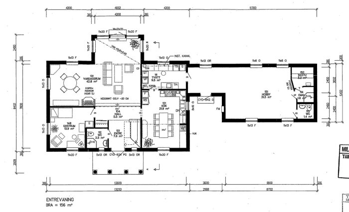 Arkitektonisk ritning av husplan, inkluderar vardagsrum, sovrum, kök, måttenheter och möblemang. Total yta 156 kvadratmeter.