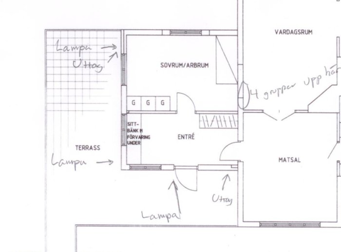 Ritning av husplan, markerade lampor, terrass, matsal, entré, vardagsrum, sovrum. Handskrivna anteckningar syns.