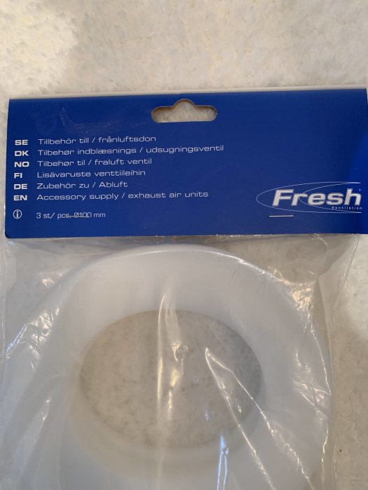 Förpackning med ventilationsprodukter, Fresh varumärke, flerspråkig text, 3 vita enheter.