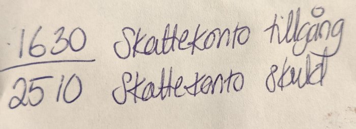 Handskriven text, bokföringstermer "Skattekonto tillgång", "Skattekonto skuld", siffror "1630", "2510".