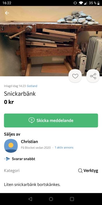 En gammal träsnickarbänk med skruvstäd och stenar ovanpå. Annons på Blocket. Gratis. Träbitar under. Användargränssnitt visar.