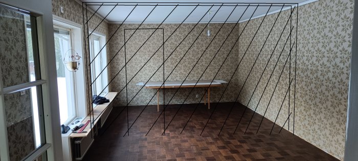 Tomrum med tapet, trägolv, fönster; löpband och bord; tak med kablar.