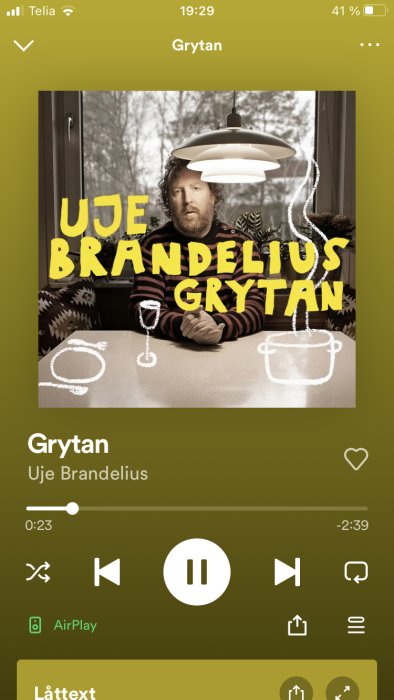 En skärmdump av en musikspelare som spelar låten "Grytan" av Uje Brandelius, med huvudbild.