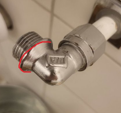 Rördel i metall med gänga och markering, troligen en del av en VVS-installation eller ledningsnät.