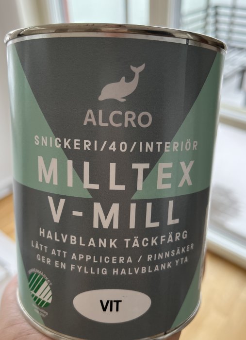 En färgburk från Alcro, modell Milltex V-Mill, halvblank vit täckfärg för snickeri och interiör.