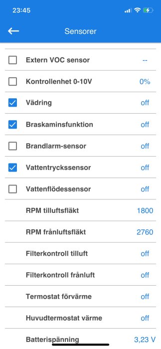 Skärmbild av mobilt gränssnitt visande sensor statusar och inställningar för ventilation eller uppvärmning med tid och batterispänning.