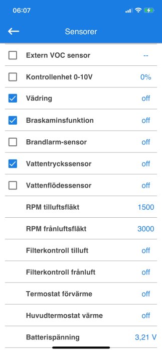 Mobilapp gränssnitt visar sensorer, vissa aktiverade, andra avstängda, RPM värden anges, låg batterispänning noteras.