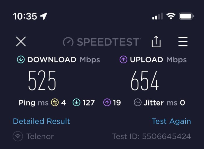 Skärmdump av internethastighetstest visar nedladdning 525 Mbps, uppladdning 654 Mbps, låg ping och jitter.