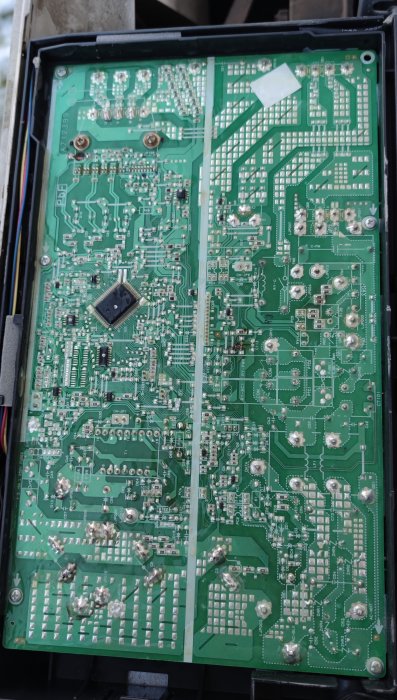 Ett kretskort med komponenter och ledningsvägar, antagligen från elektronisk apparat.